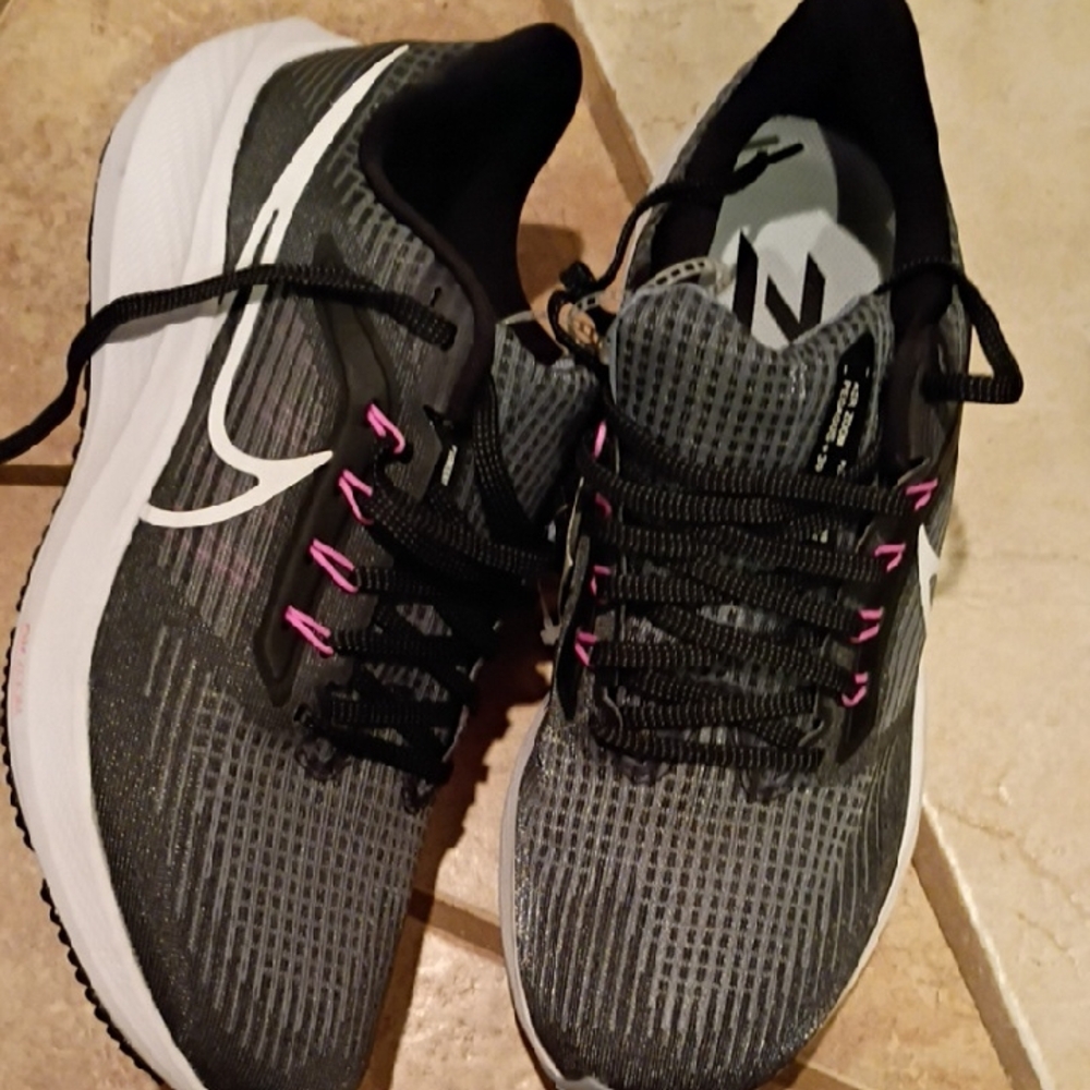 Nike Women's Gray and Pink Athletic Shoes